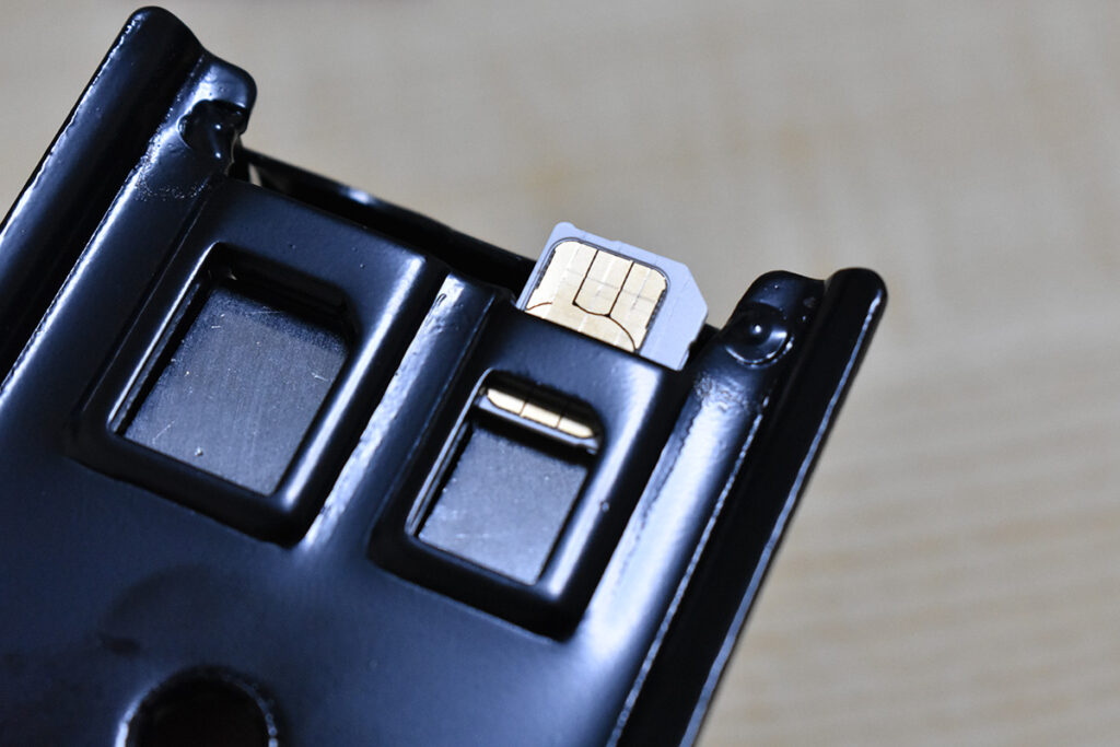 simカードをセットする