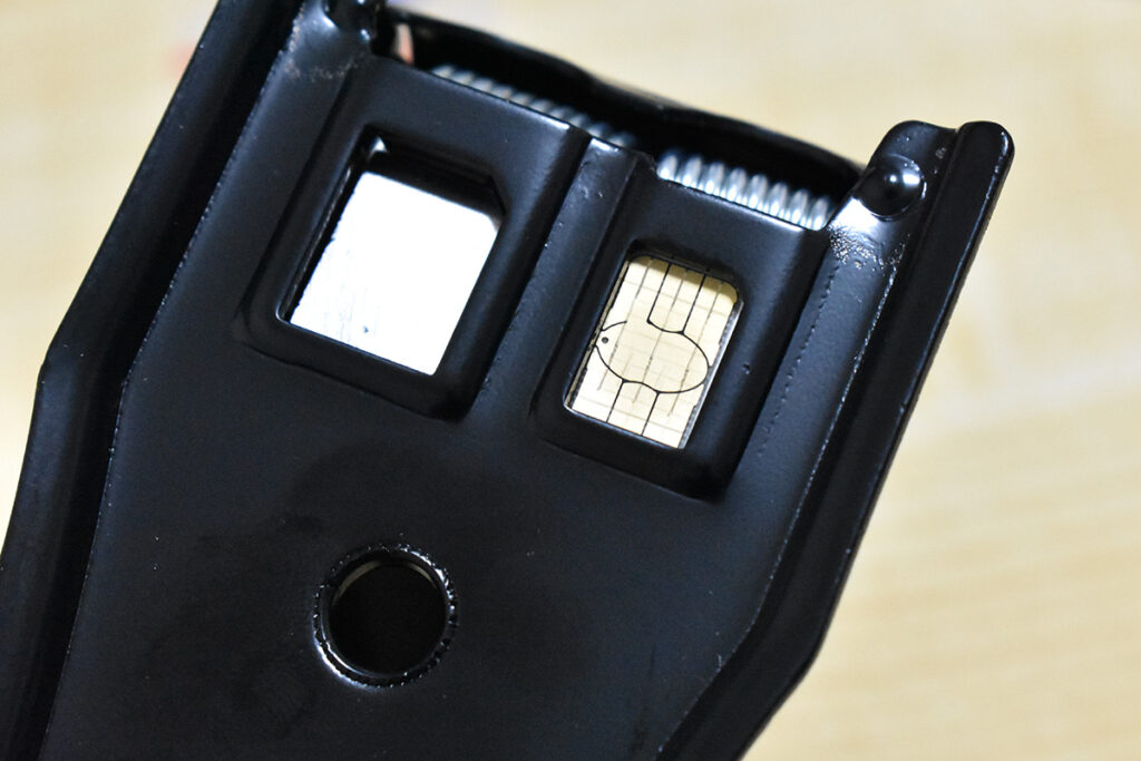 simカードをカットします