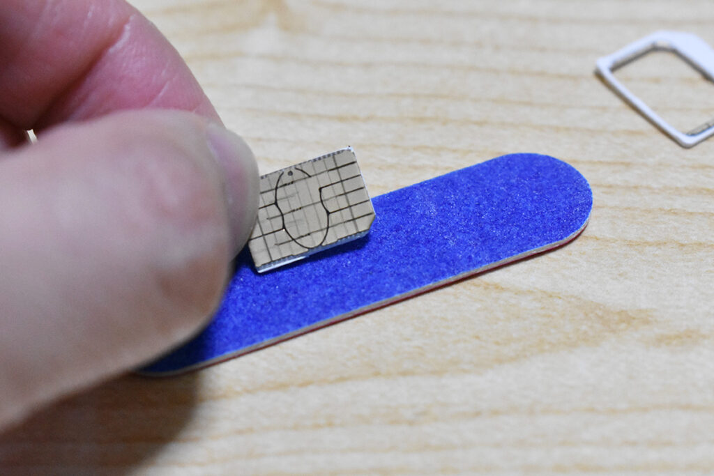 紙やすりでていねいに外側を削ります