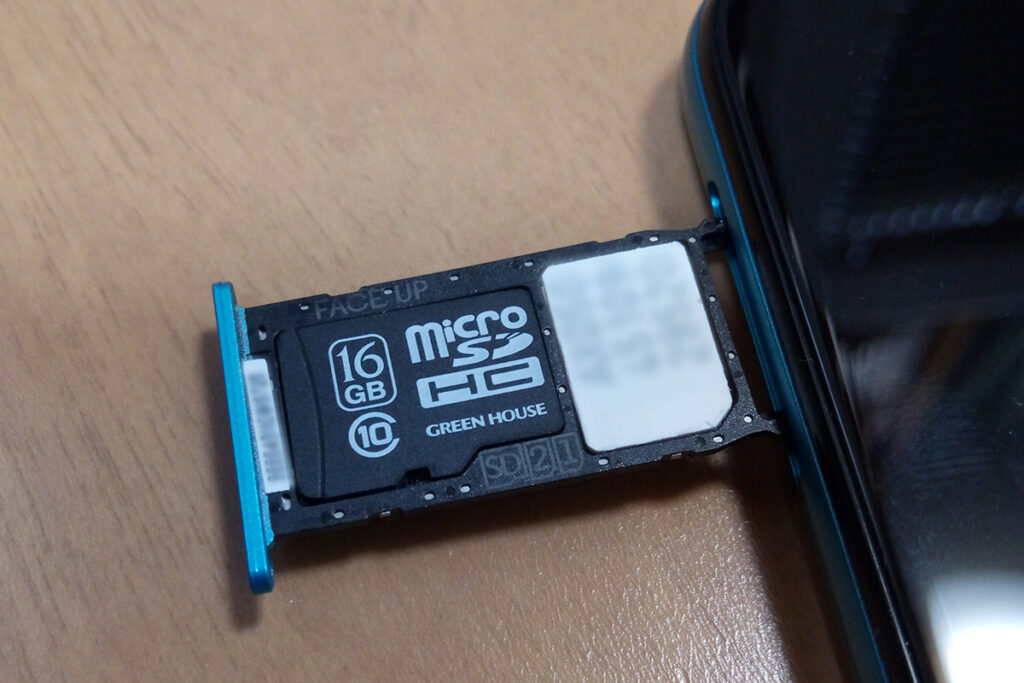 simカードをセッティングします